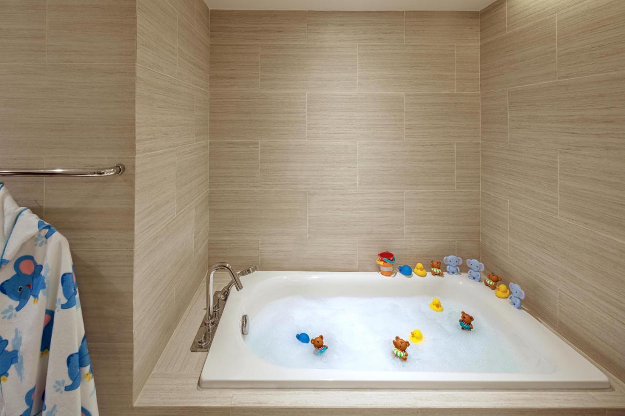 Suite Urban Jungle con Camere Comunicanti, Servizi per Bambini, Accesso Lounge, Piano Alto, Vista Città